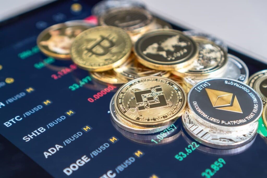 O Universo das Criptomoedas: Oportunidades em 2025 3 criptomoedas